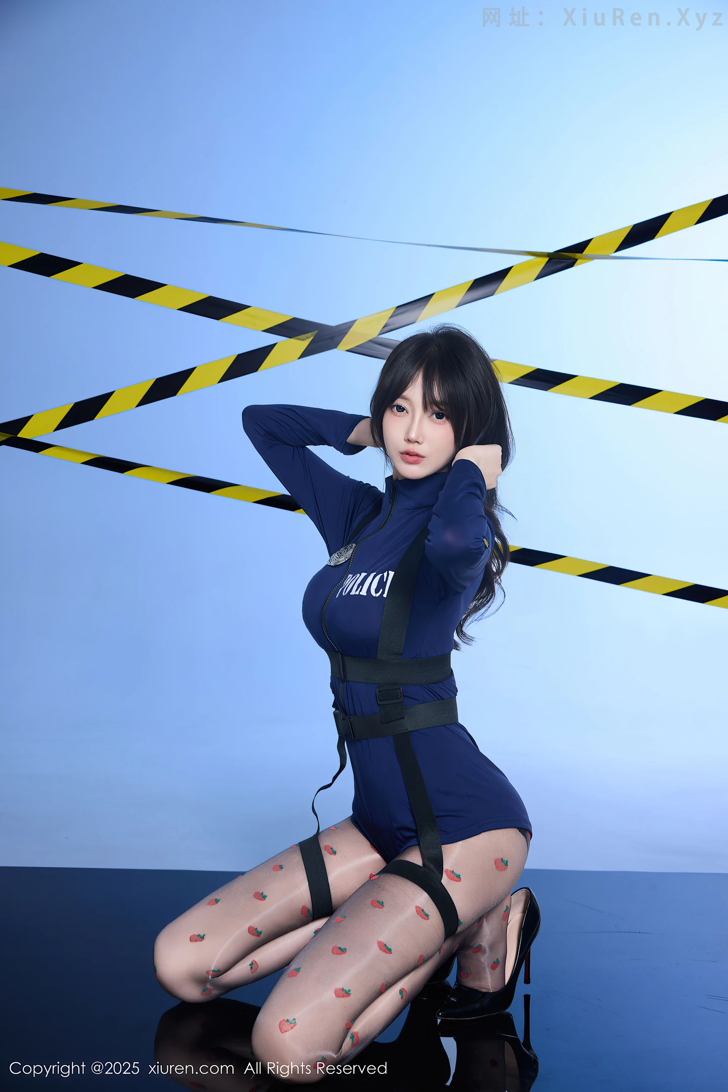 图片[2]-[XiuRen秀人网]VOL.10544 模特玥儿玥er性感制服配草莓黑丝+胶带裹身秀曼妙身姿诱惑写真68P-秀人网官方网站